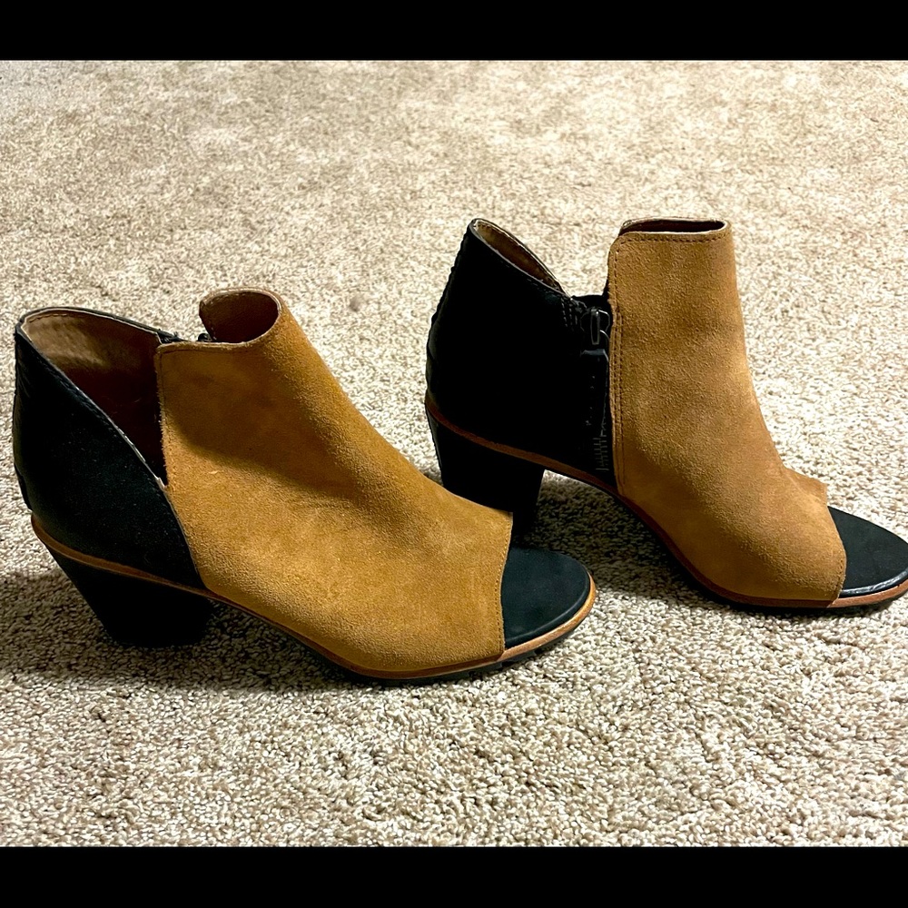 Sorel Open-toe high heeled two-tone leather sandal